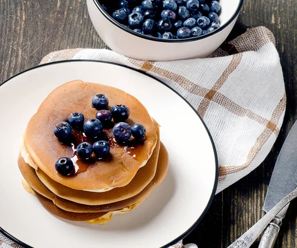 Pancakes with fresh fruits — Stock Photo, Image