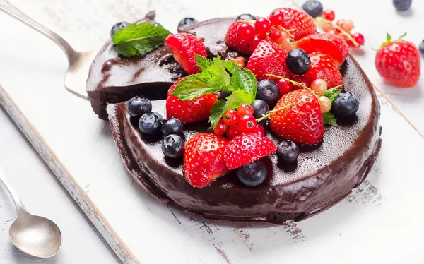 Pastel de chocolate con bayas —  Fotos de Stock