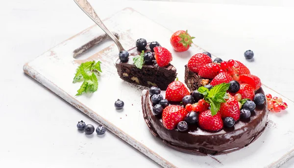 Chocolate cake with berries — Stock Photo, Image