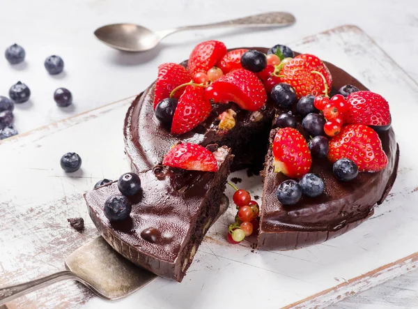 Bolo de chocolate com bagas — Fotografia de Stock