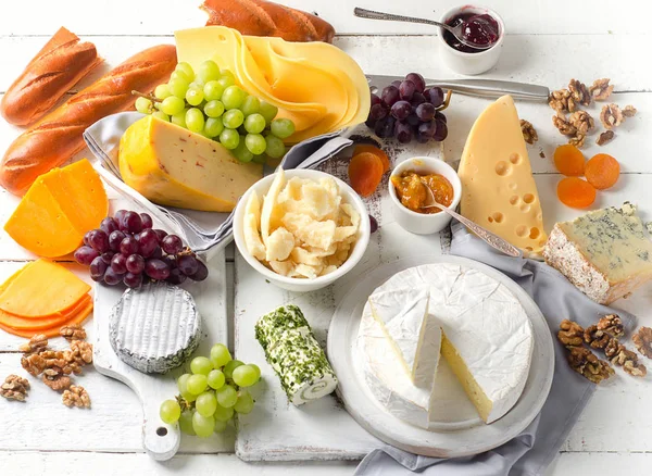 Prato de queijo servido com uvas — Fotografia de Stock