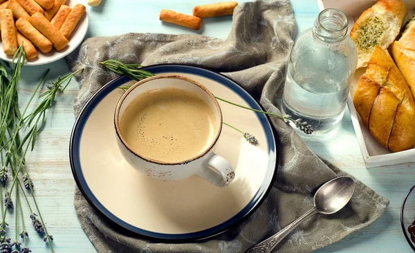 Desayuno por la mañana en mesa de madera . — Foto de Stock