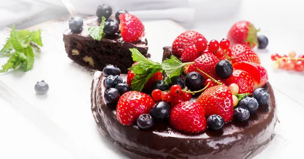 Tort de ciocolată cu fructe de pădure — Fotografie, imagine de stoc