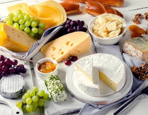 Placa de queso servida con uvas —  Fotos de Stock