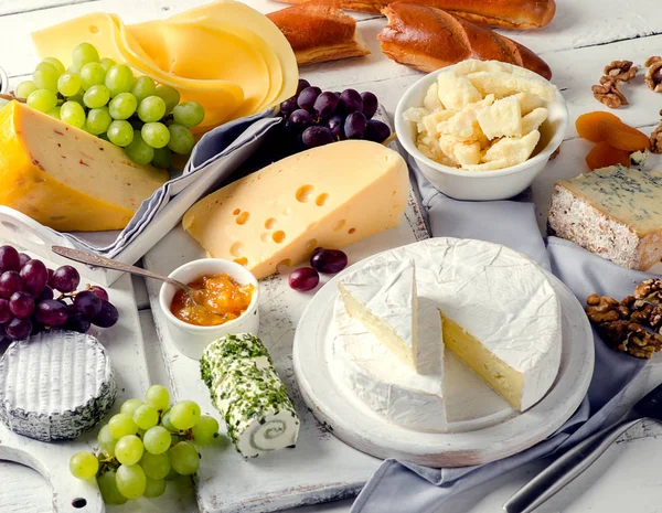 Prato de queijo servido com uvas — Fotografia de Stock