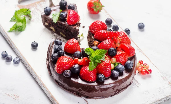 Chocolate cake with berries — Stock Photo, Image