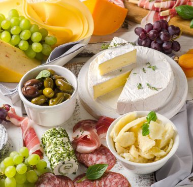 ahşap arka plan üzerinde lezzetli meze