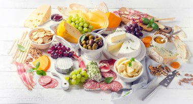 ahşap arka plan üzerinde lezzetli meze