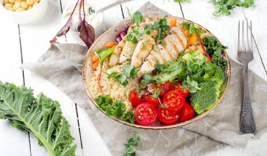 Izgara tavuk ile sağlıklı kase 