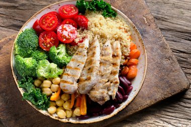 Izgara tavuk ile sağlıklı kase 