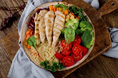 Izgara tavuk ile sağlıklı kase 