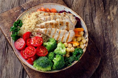 Izgara tavuk ile sağlıklı kase 