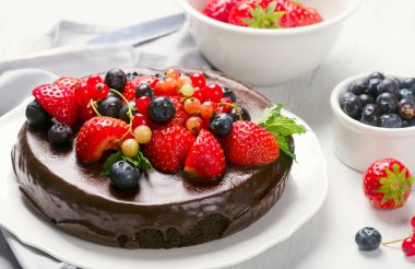 Çilekli çikolatalı pasta.