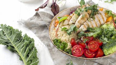 Izgara tavuk ile sağlıklı kase 