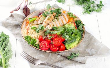 Izgara tavuk ile sağlıklı kase 