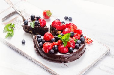 Çilekli çikolatalı pasta.