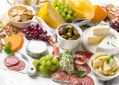 ahşap arka plan üzerinde lezzetli meze