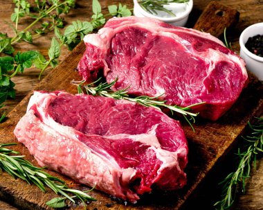 Çiğ et antrikot biftek