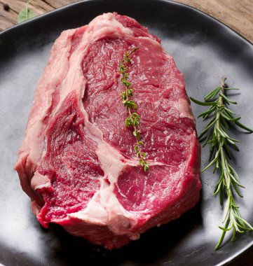 Çiğ et antrikot biftek 