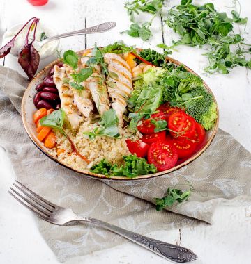 Izgara tavuk ile sağlıklı kase 