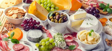 ahşap arka plan üzerinde lezzetli meze