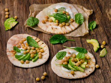 Nohut ve avokado ile gözleme.