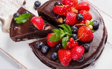 Çilekli çikolatalı pasta.