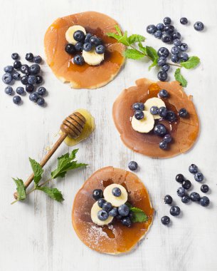 Taze yaban mersinli krep.