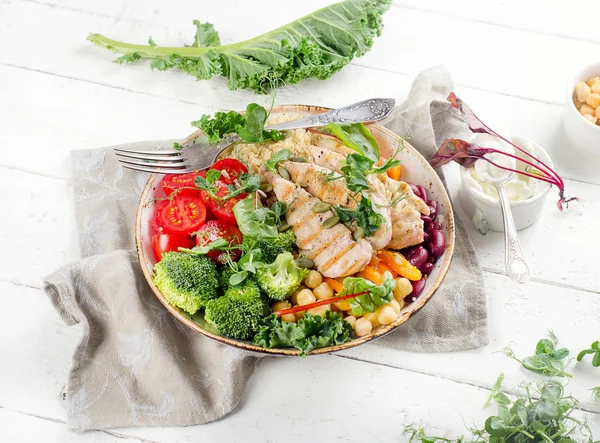 Izgara tavuk ile sağlıklı kase 