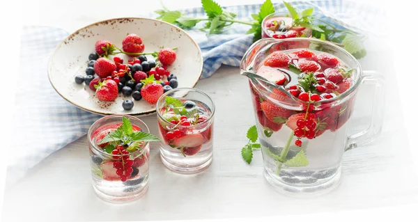 Agua infundida con bayas frescas . —  Fotos de Stock