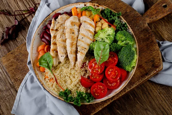 Izgara tavuk ile sağlıklı kase 