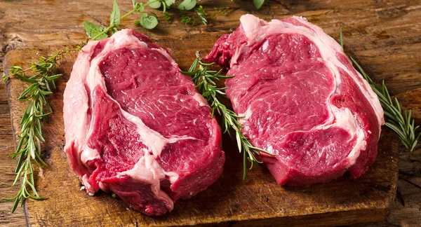 Ribeye-Steaks mit rohem Fleisch — Stockfoto