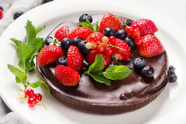 Schokoladenkuchen mit Beeren — Stockfoto