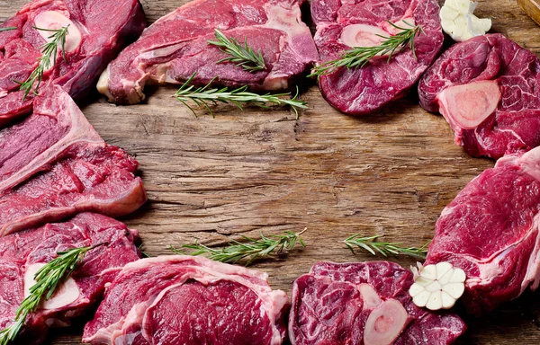 Rått kött och kryddor — Stockfoto