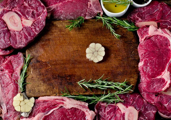 Rått kött och kryddor — Stockfoto