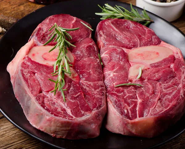 Carne di manzo cruda per ossobuco — Foto Stock