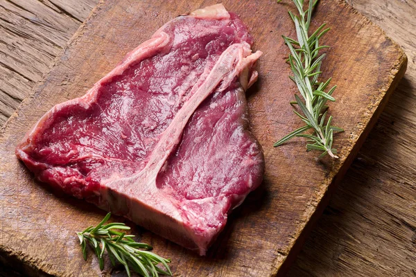 Syrové čerstvé maso t-bone steak — Stock fotografie