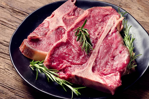 Rå färsk kött t-bone stekar — Stockfoto