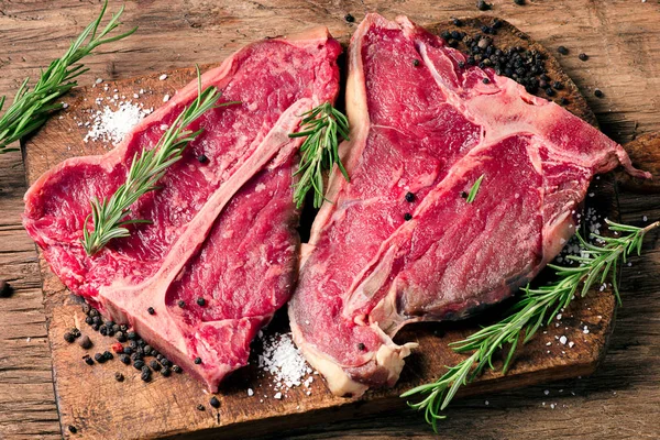 Viande fraîche crue t-os steaks — Photo