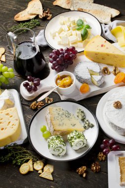 Kırmızı şarap ve çeşitli peynir 