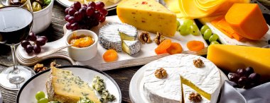 Kırmızı şarap ve çeşitli peynir 