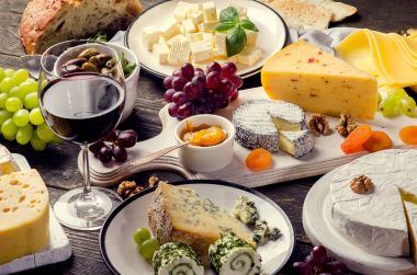 Kırmızı şarap ve çeşitli peynir 