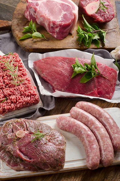 Различные виды свежего мяса — стоковое фото