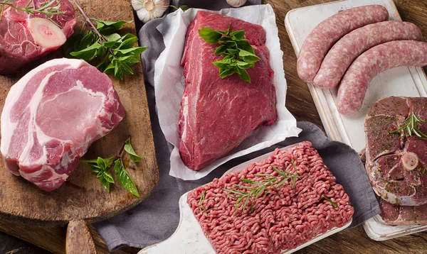 Verschiedene Arten von frischem rohem Fleisch — Stockfoto