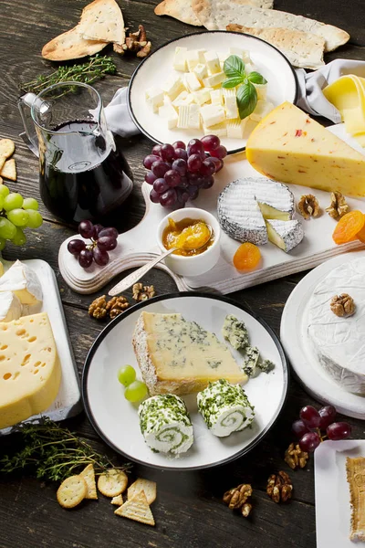 Kırmızı şarap ve çeşitli peynir 