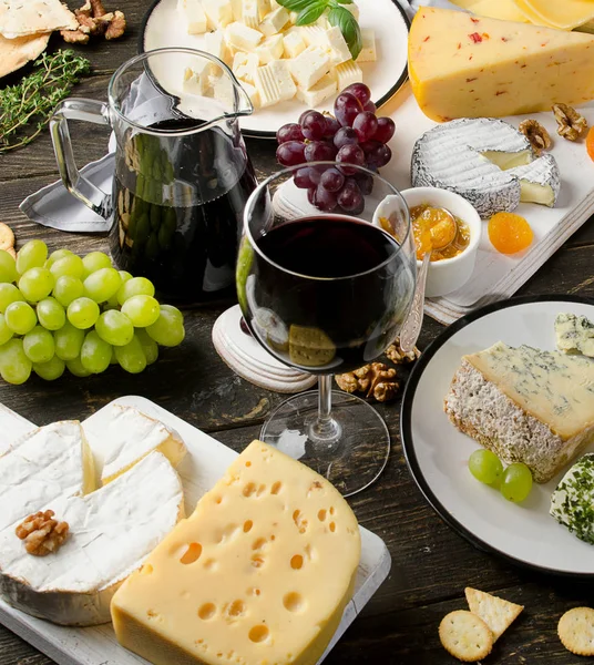 Vinho tinto e queijo variado — Fotografia de Stock