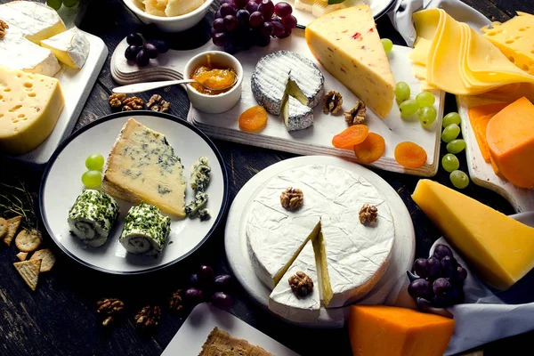 Kırmızı şarap ve çeşitli peynir 