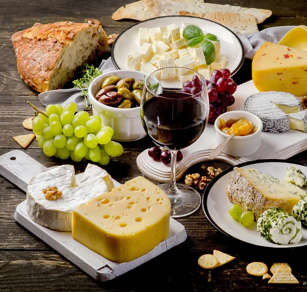 Kırmızı şarap ve çeşitli peynir 