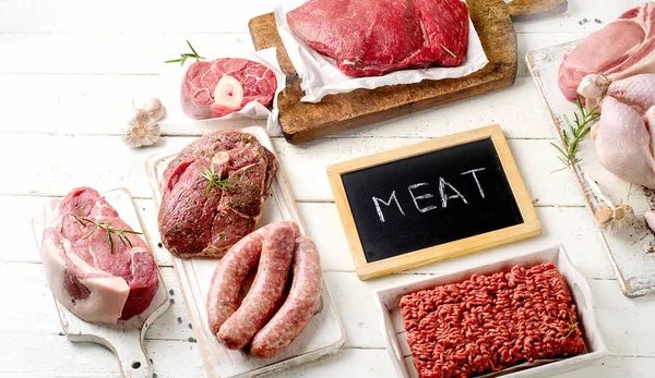 Wiele z surowego mięsa — Zdjęcie stockowe