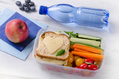 Sandviç ve sebze yemek kutusu